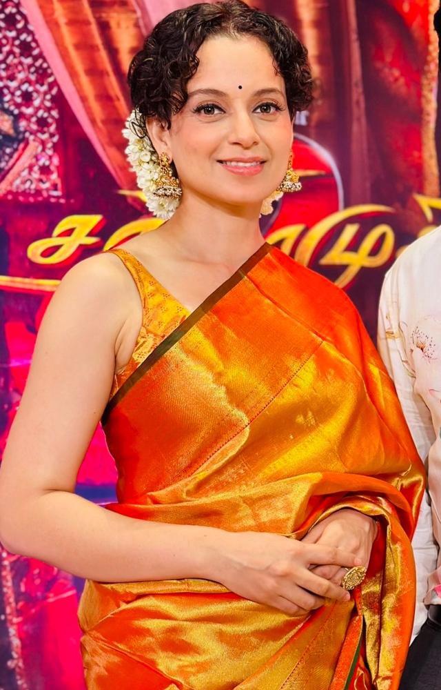 Kangana matched her saree with jhumkas and a ring. She used a mini black bindi to elevate her look